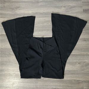 OFFLINE By Aerie Real Me High
Waisted Crossover Rib Super Flare
Legging in Black